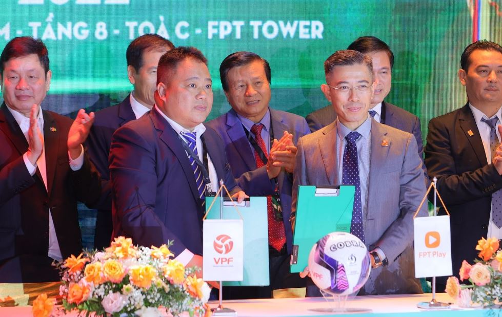 Ông Hoàng Việt Anh - Tổng giám đốc FPT Telecom (bên phải) và Ông Nguyễn Minh Ngọc - Tổng Giám đốc VPF (bên trái)