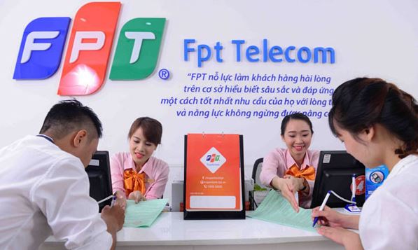 Nhân viên FPT hỗ trợ thủ tục tại văn phòng giao dịch FPT