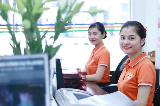 Nhân viên trực hỗ trợ trực tiếp tại quầy giao dịch FPT