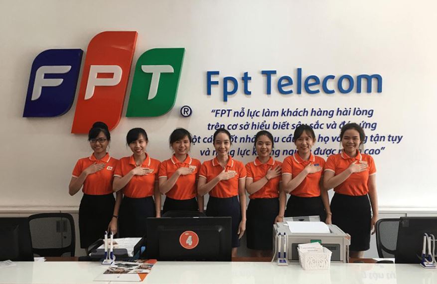 Nhân viên hỗ trợ thủ tục tại văn phòng giao dịch FPT