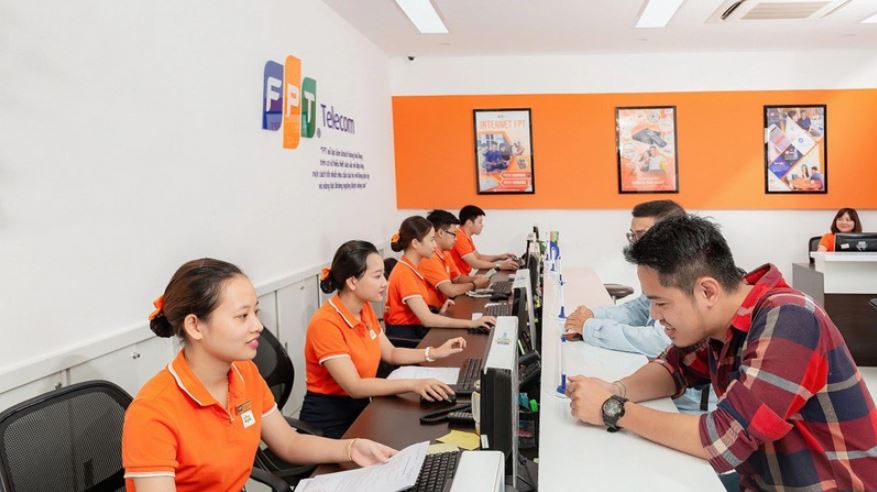 Nhân viên quầy giao dịch hỗ trợ thủ tục lắp mạng WiFi FPT