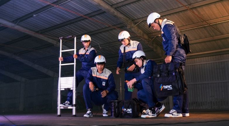 Kỹ thuật viên triển khai lắp đặt mạng FPT