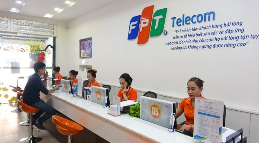 Hỗ trợ các thủ tục tại cửa hàng văn phòng giao dịch của FPT